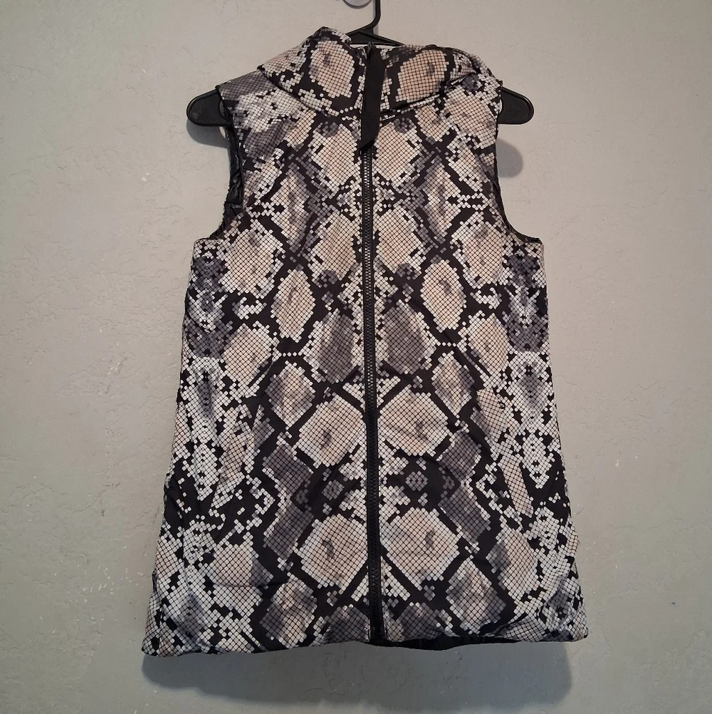 Lululemo The Fluffiest Vest Black/Ziggy Snake Butter Pik Black Sz4 Women‎